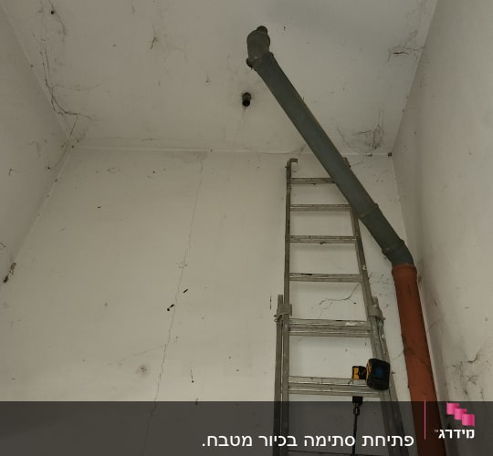 התקנת צנרת ביוב כתומה ואפורה בסמוך לתקרה
